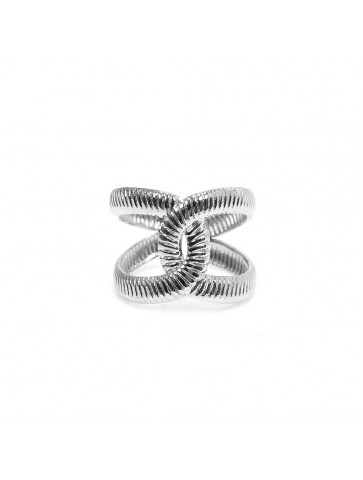 Ring in the shape of a knot