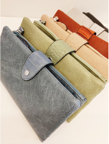 Wallet in very soft material, many pockets