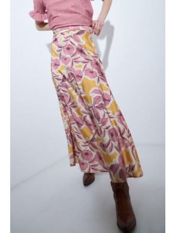 Floral patterned longuette skirt.