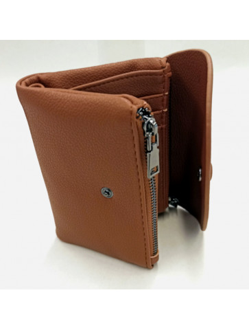 Small wallet with clasp